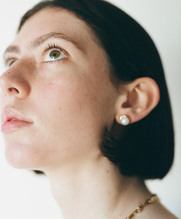 Pearl studs gold